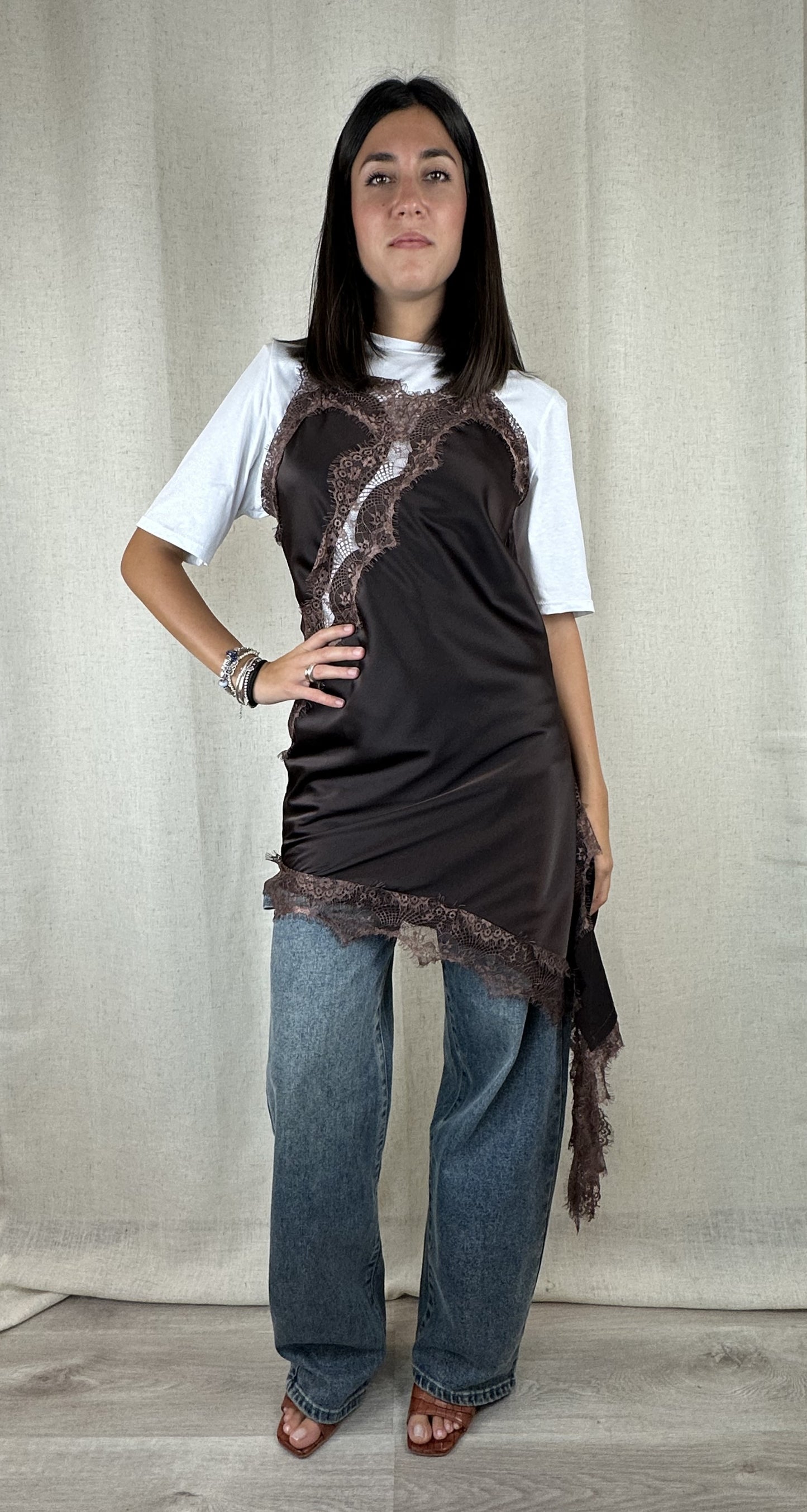 ABITO SATIN E PIZZO MARRONE