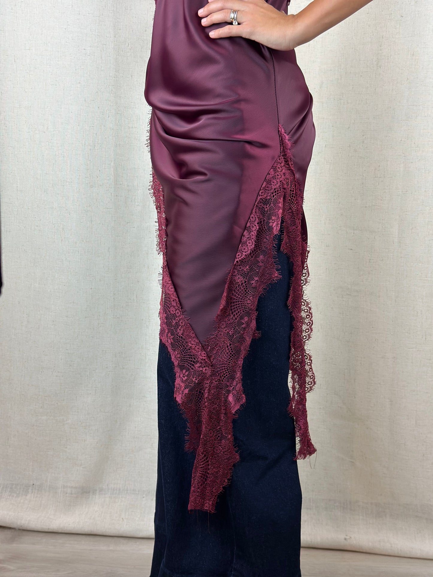 ABITO SATIN E PIZZO BURGUNDY