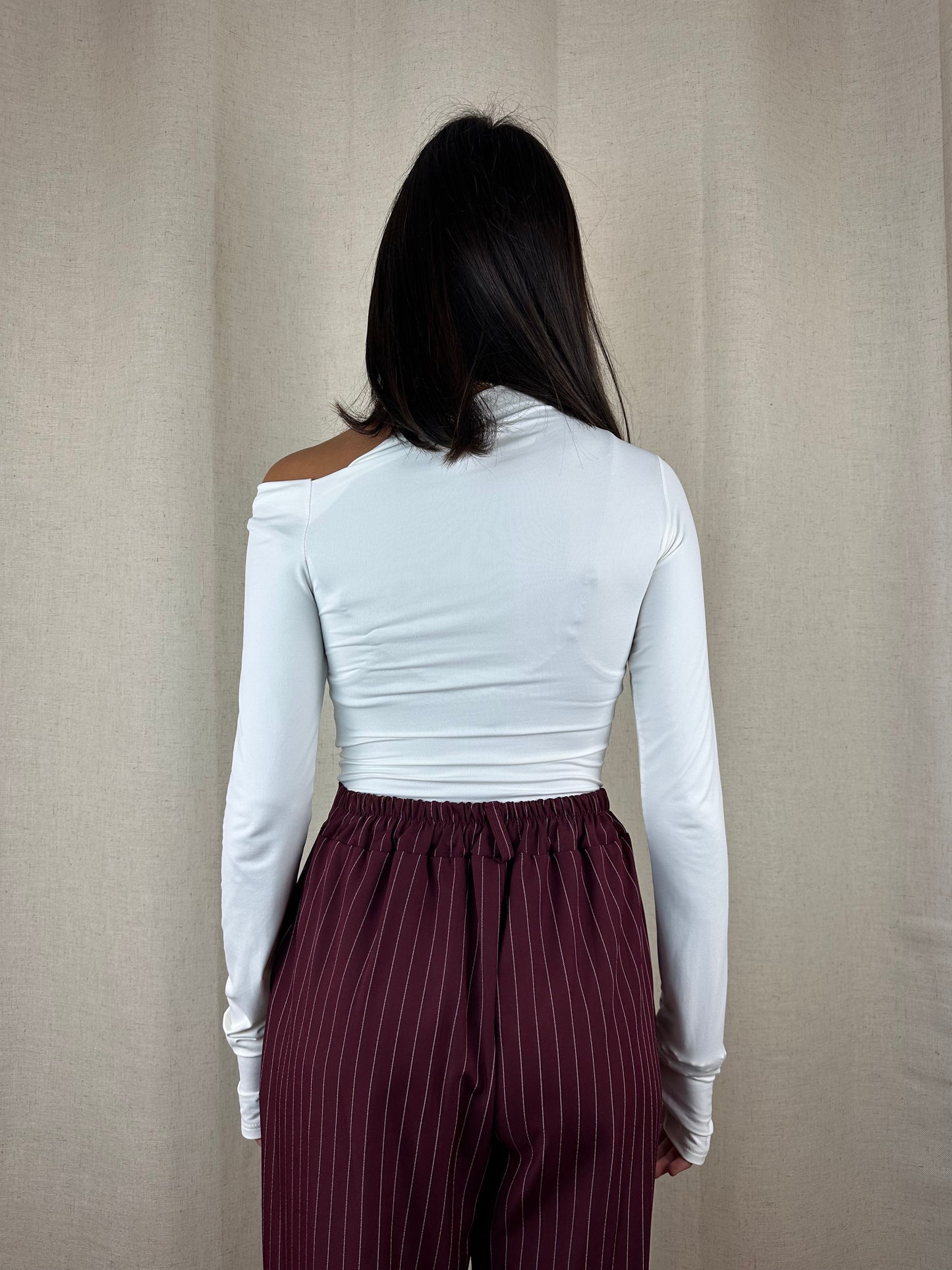 MAGLIA BIANCA ASIMMENTRICA POLSINI