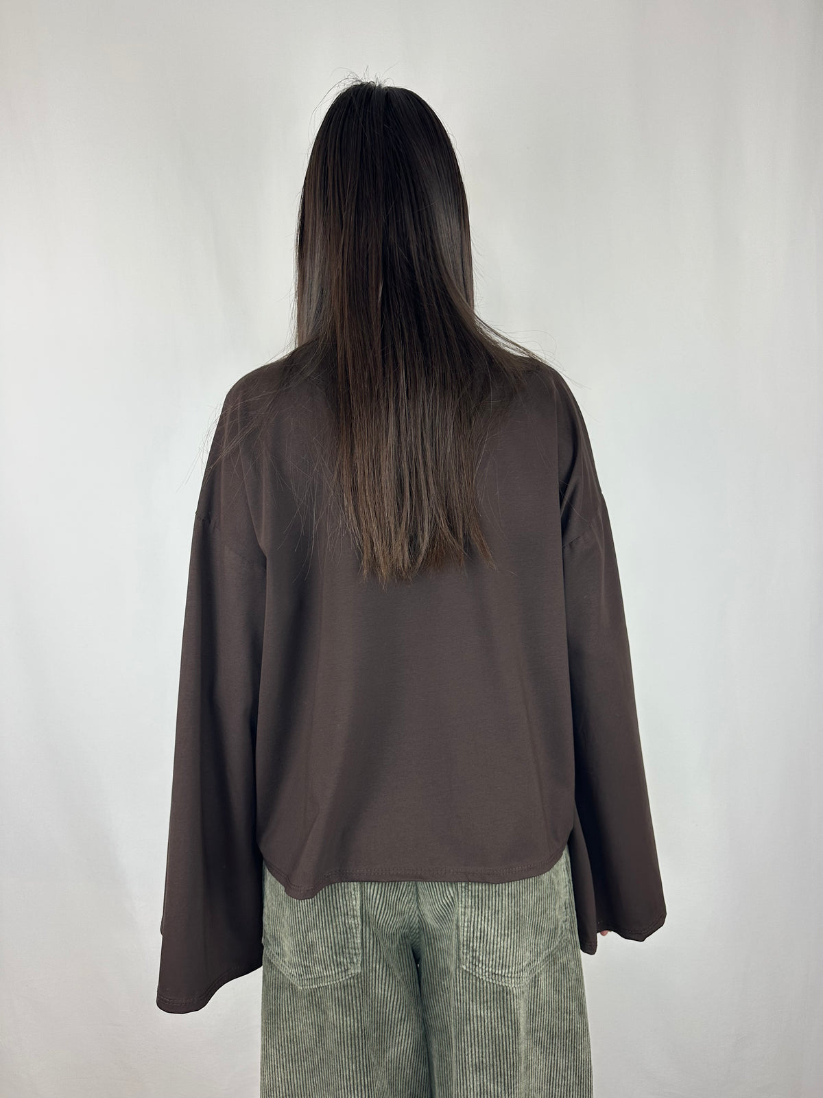 MAGLIA MARRONE MANICA SVASATA