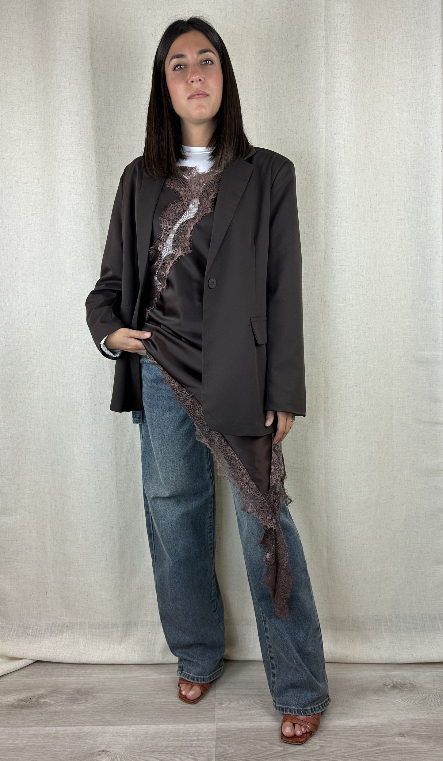 ABITO SATIN E PIZZO MARRONE