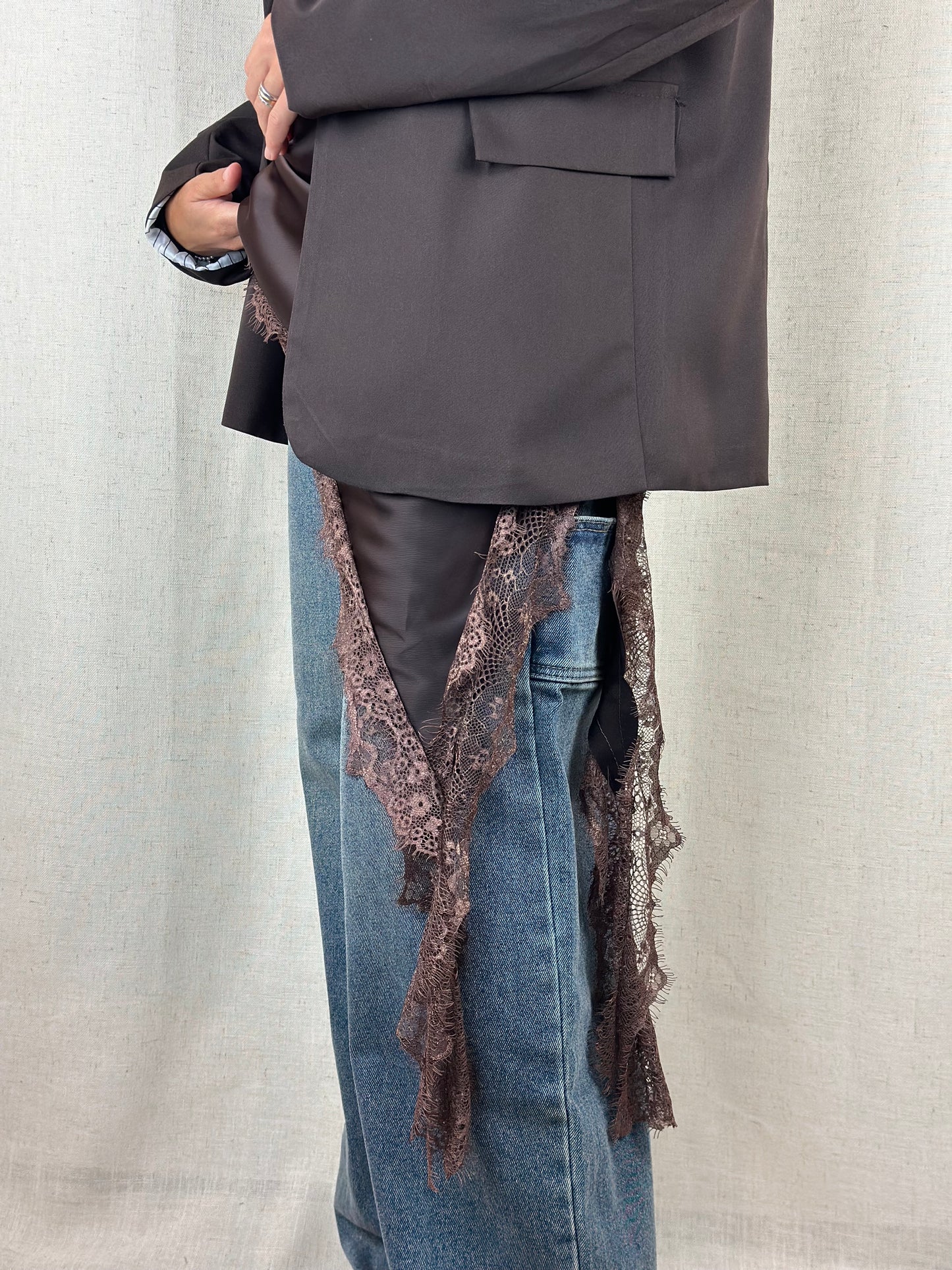 ABITO SATIN E PIZZO MARRONE