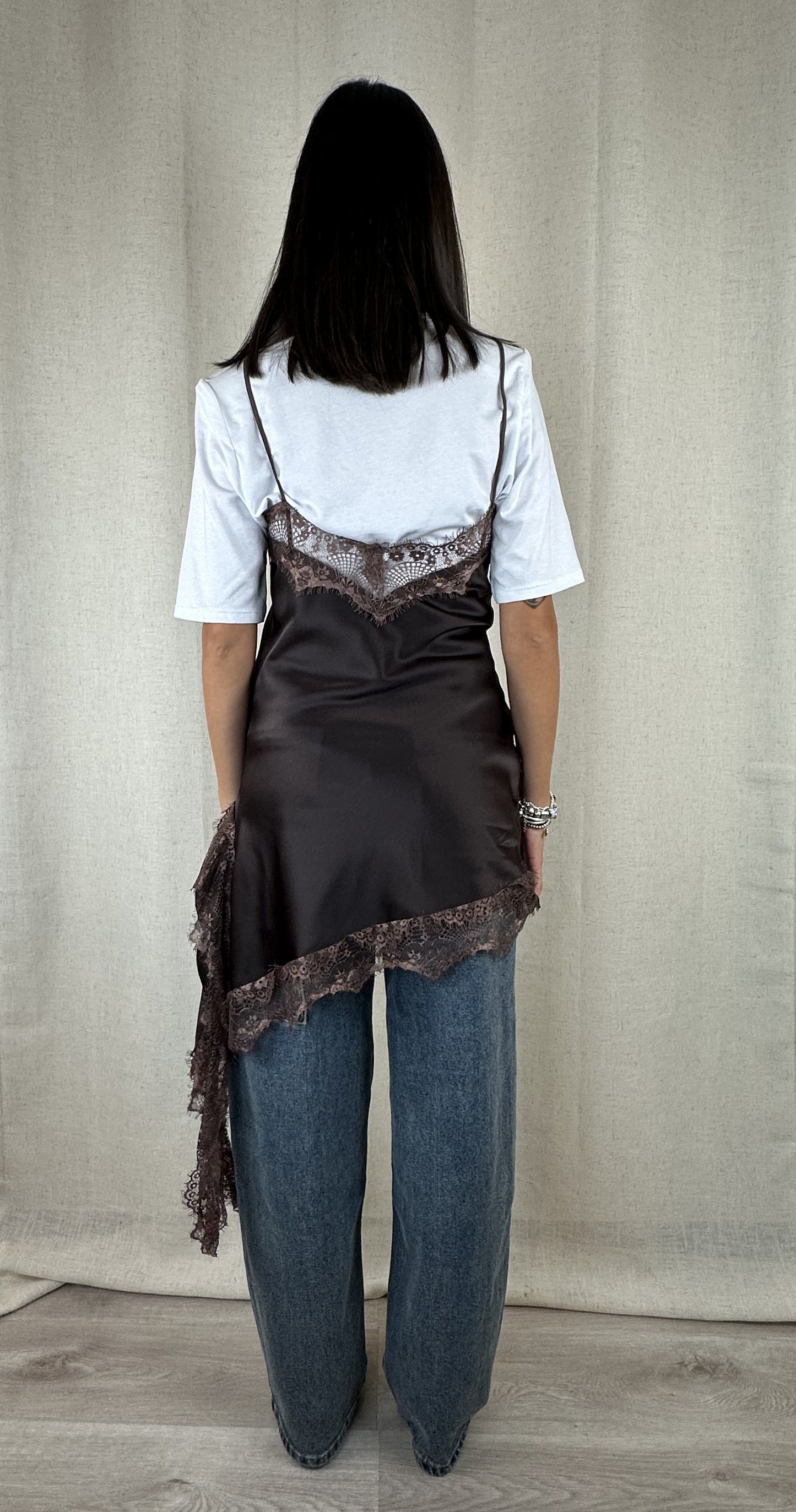 ABITO SATIN E PIZZO MARRONE