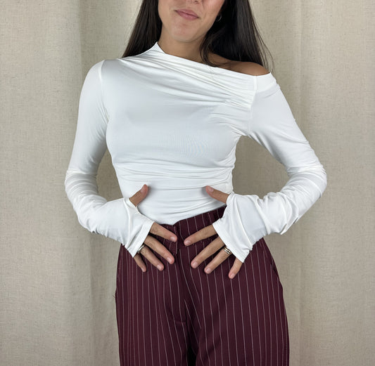 MAGLIA BIANCA ASIMMENTRICA POLSINI