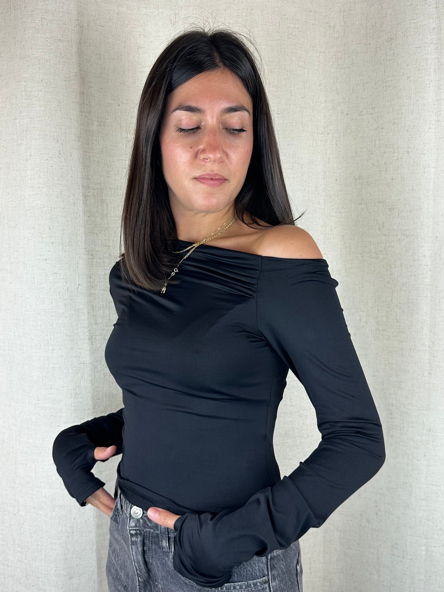 MAGLIA NERA ASIMMETRICA POLSINI