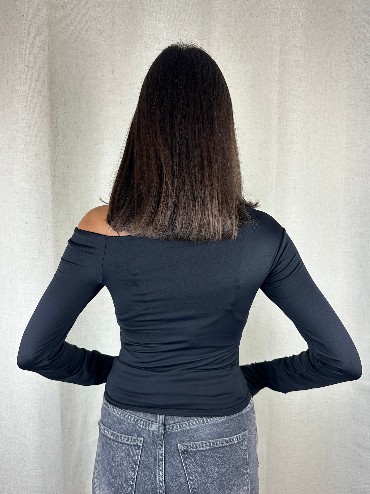 MAGLIA NERA ASIMMETRICA POLSINI