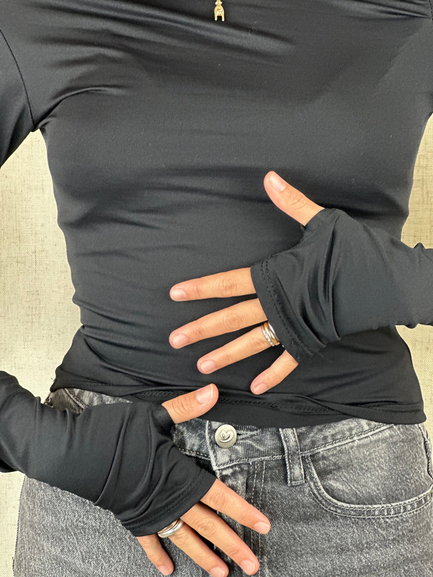MAGLIA NERA ASIMMETRICA POLSINI
