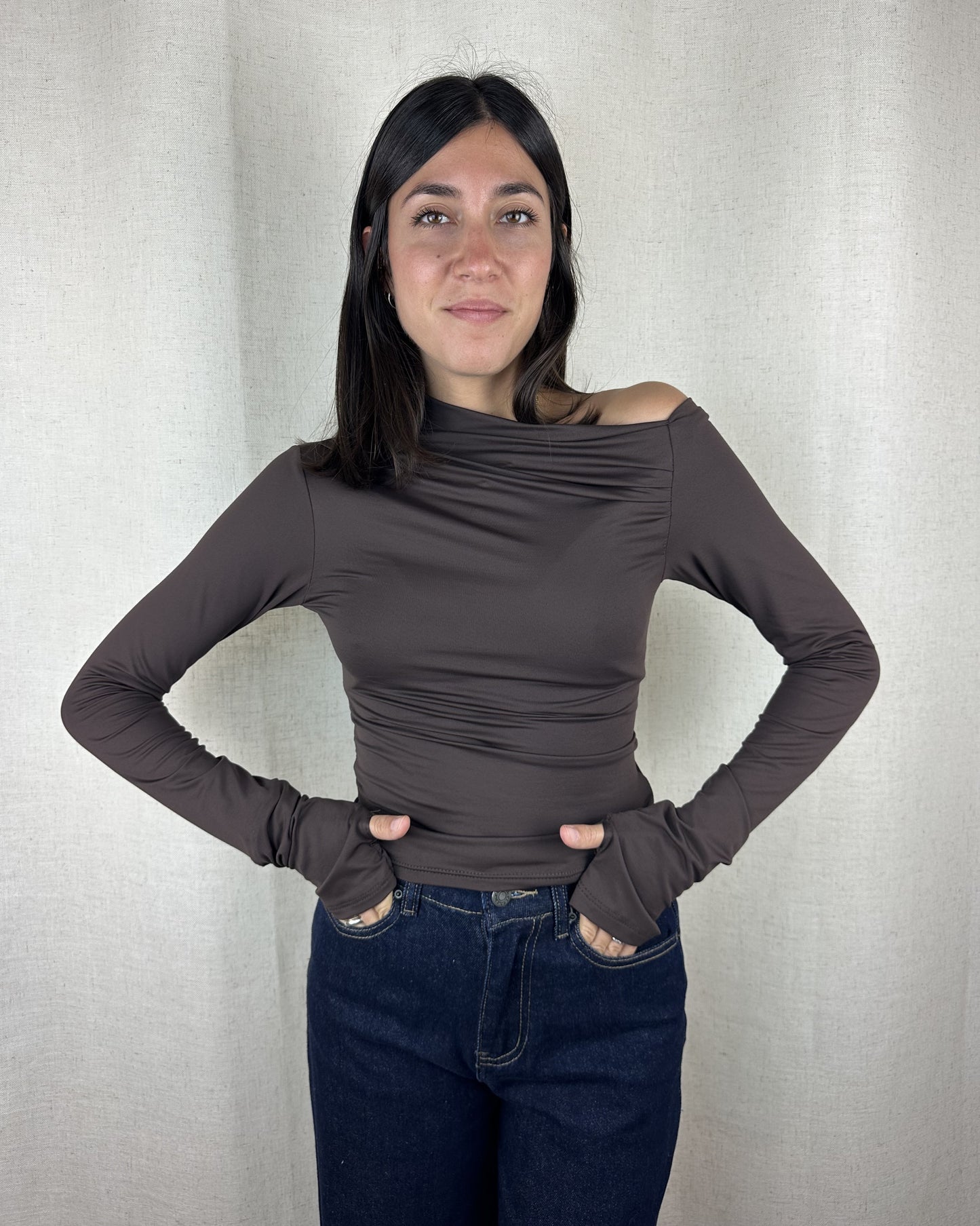 MAGLIA MARRONE ASIMMETRICA POLSINI
