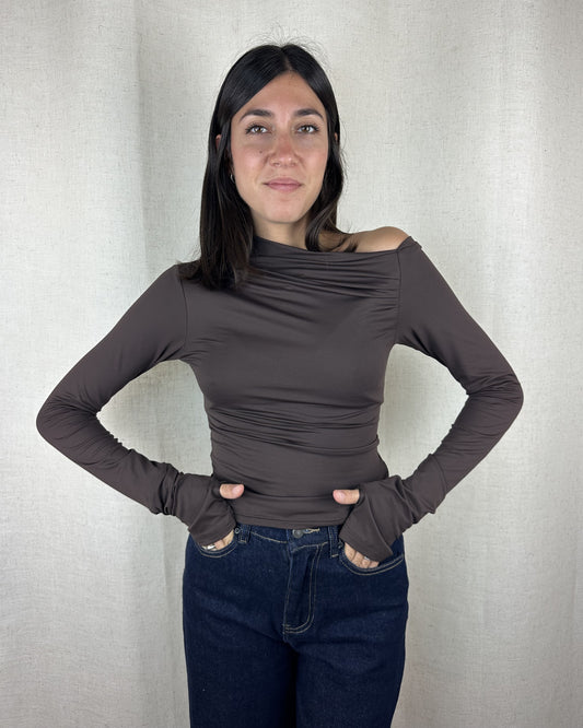 MAGLIA MARRONE ASIMMETRICA POLSINI