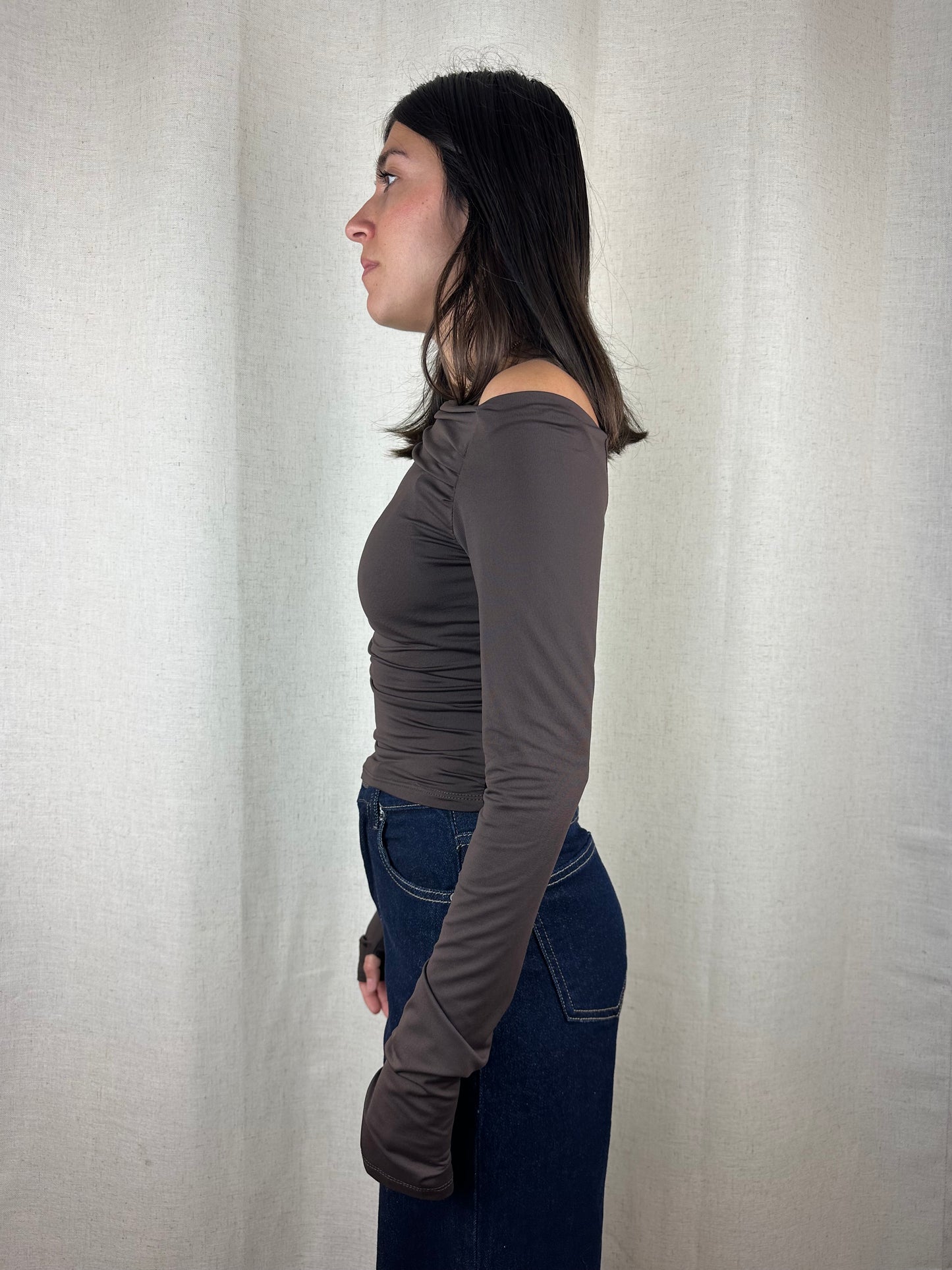 MAGLIA MARRONE ASIMMETRICA POLSINI