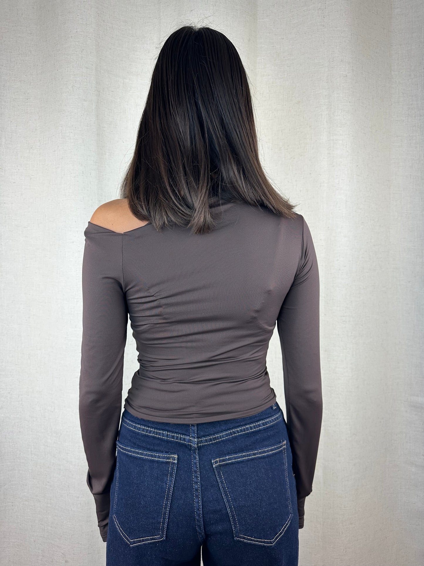MAGLIA MARRONE ASIMMETRICA POLSINI