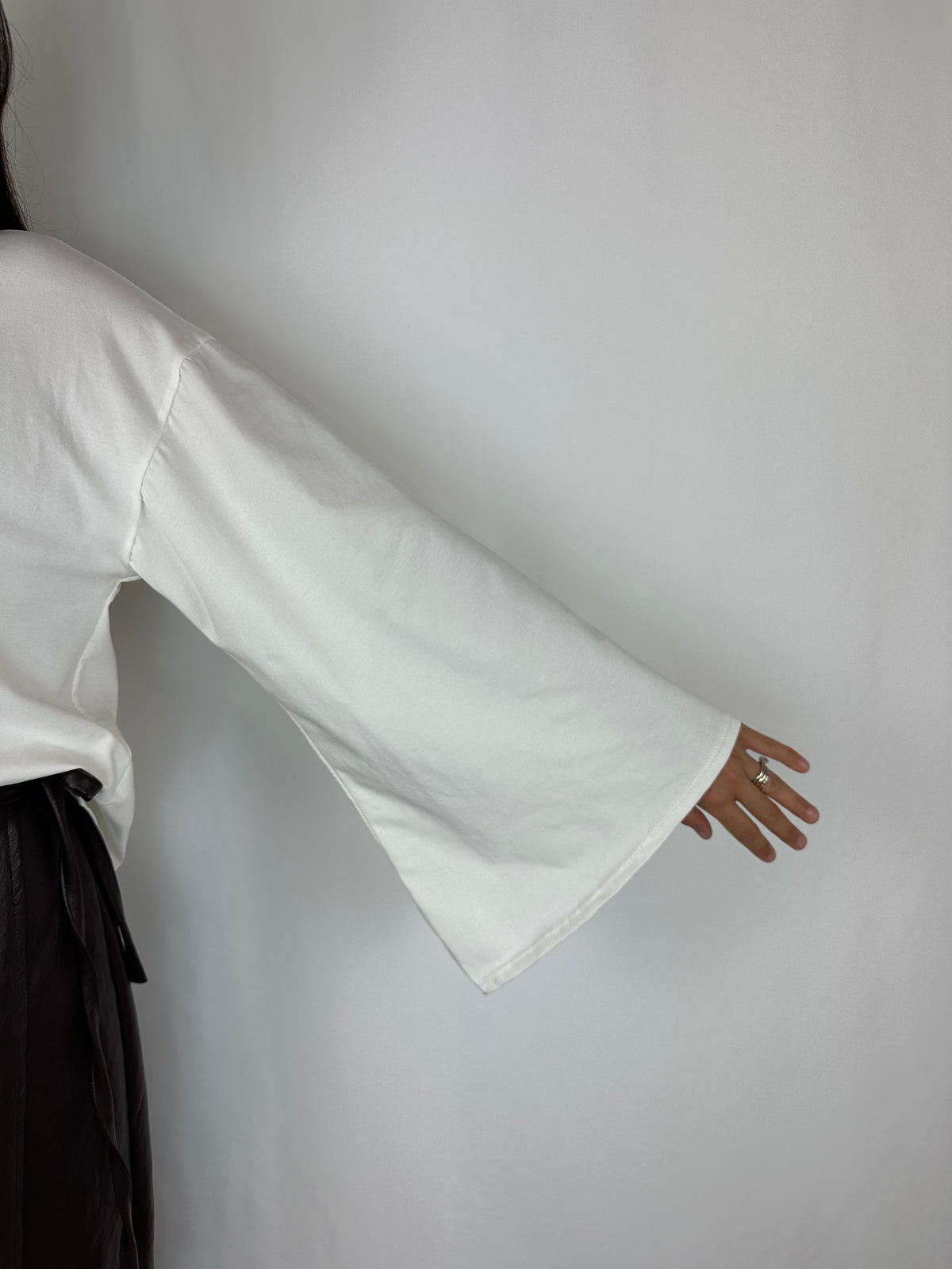 MAGLIA BIANCA MANICA SVASATA