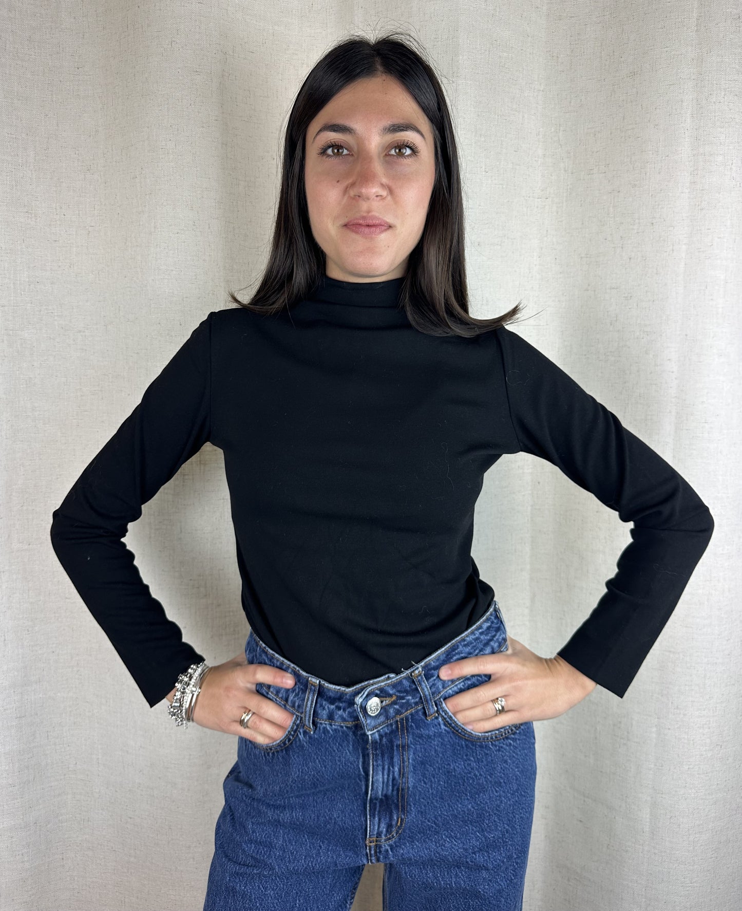 MAGLIA NERA SEMI-COLLO FELPATA