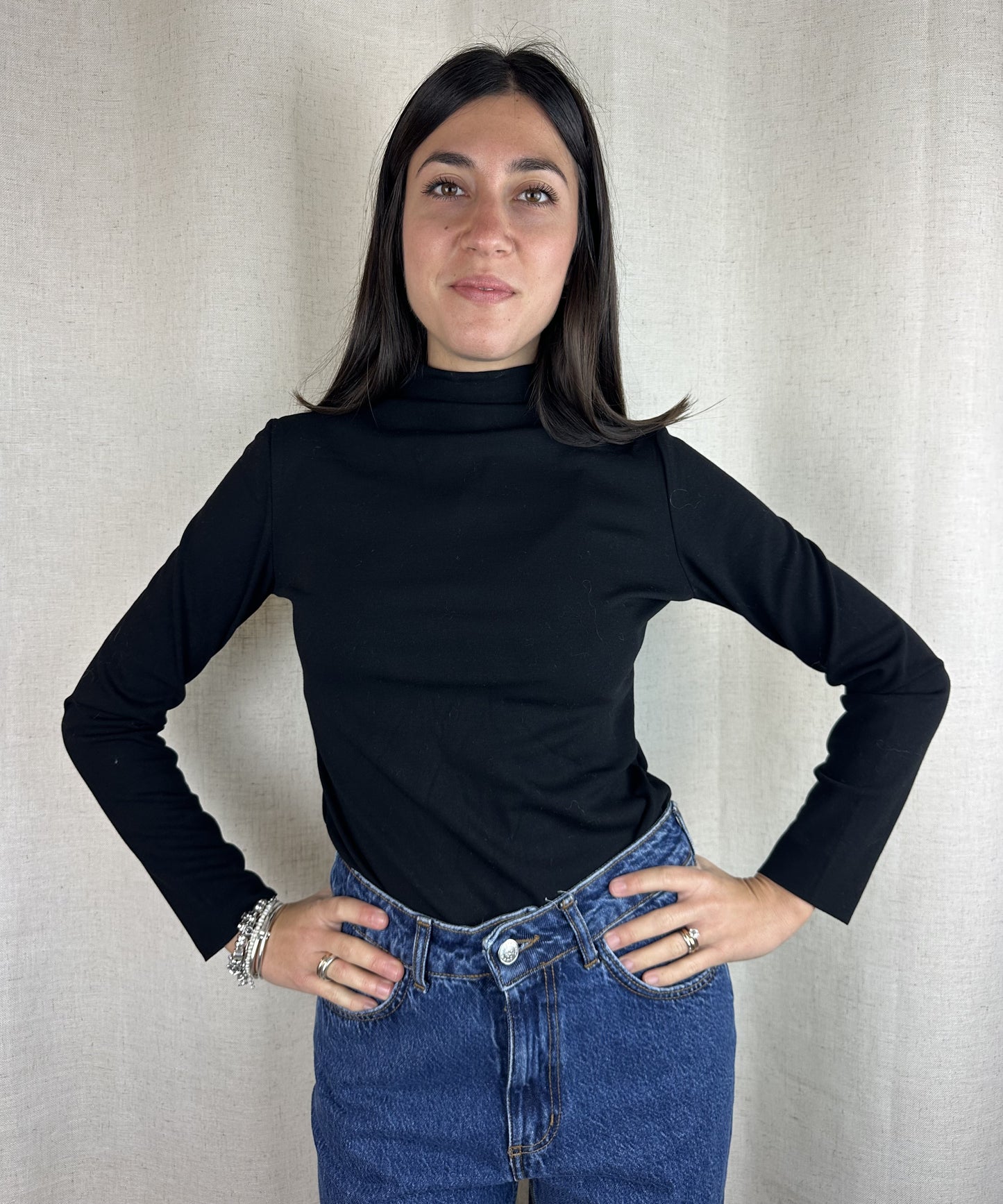 MAGLIA NERA SEMI-COLLO FELPATA