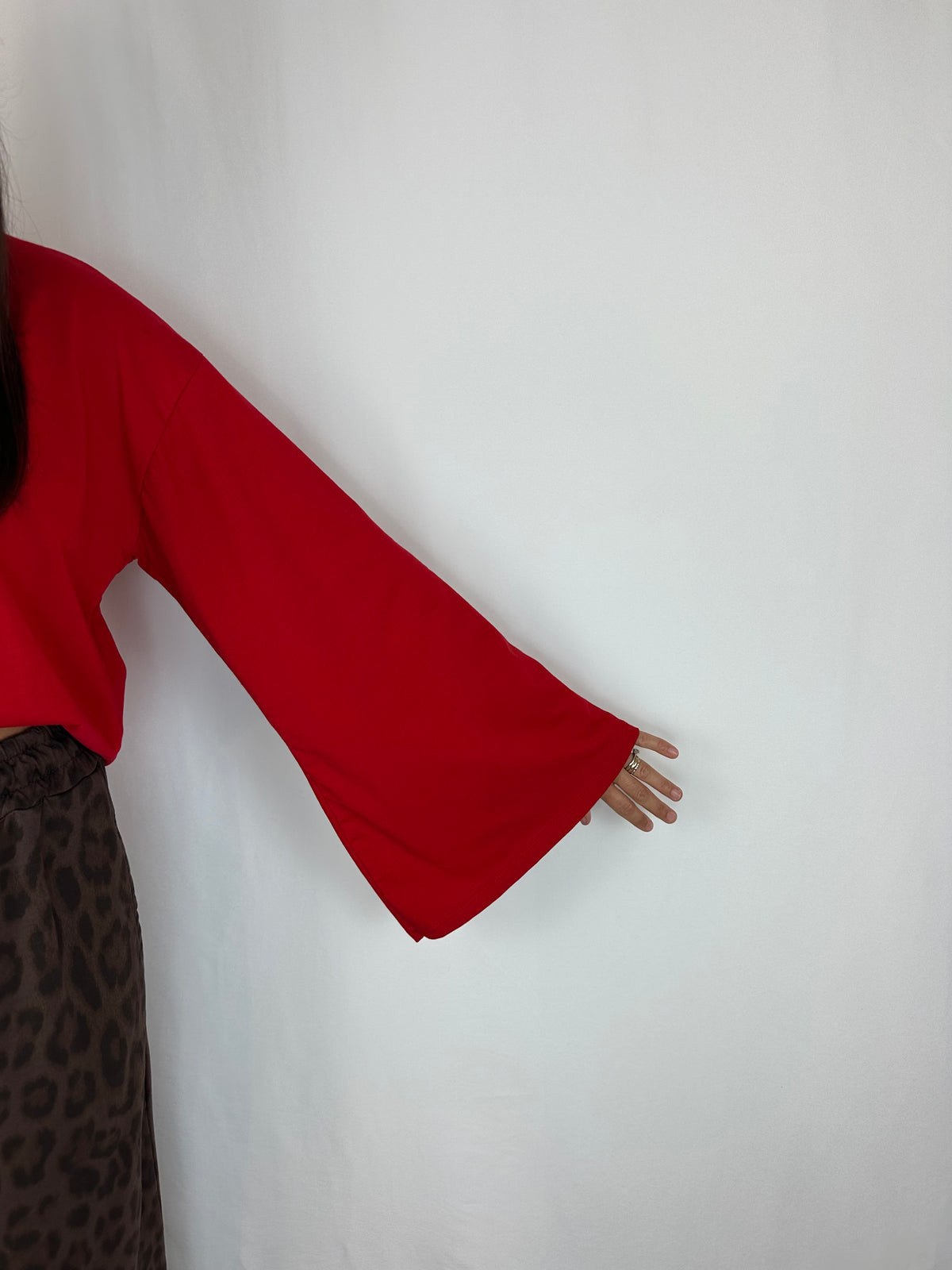 MAGLIA ROSSA MANICA SVASATA