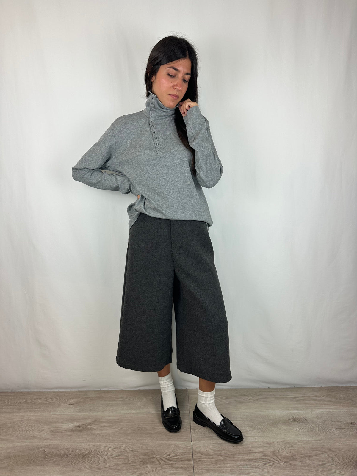 MAGLIA GRIGIA COLLO BOTTONCINI