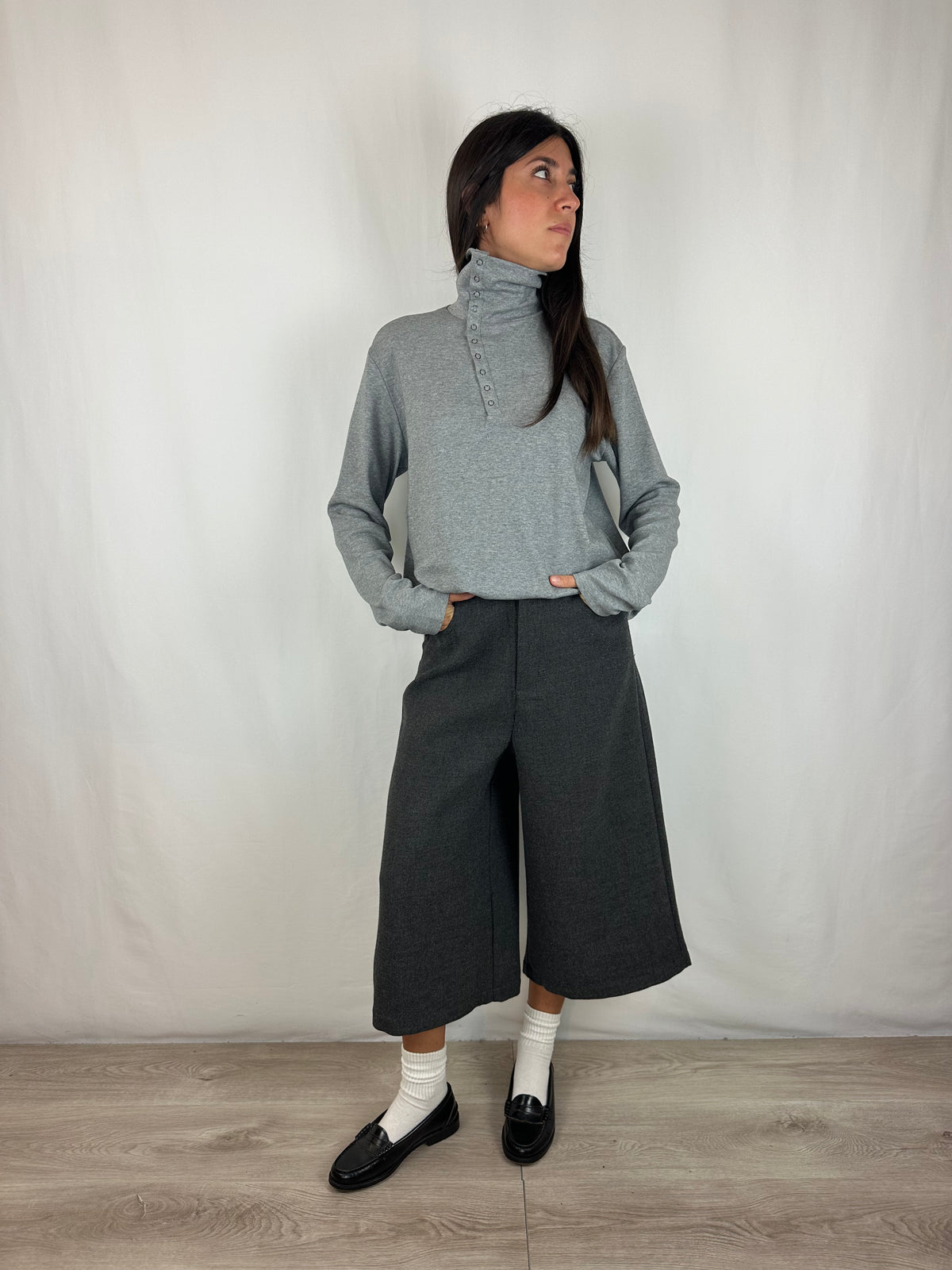 MAGLIA GRIGIA COLLO BOTTONCINI
