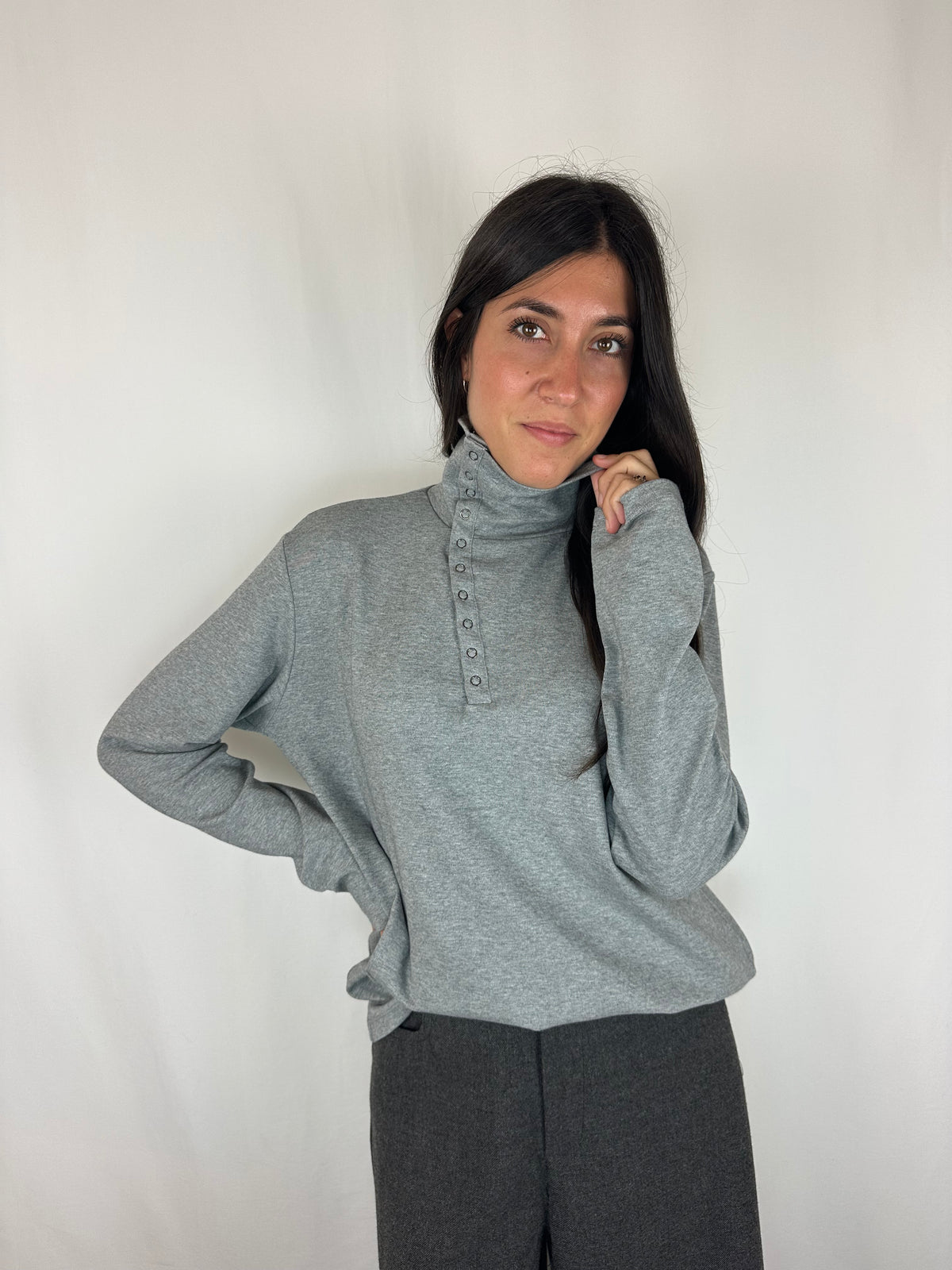 MAGLIA GRIGIA COLLO BOTTONCINI