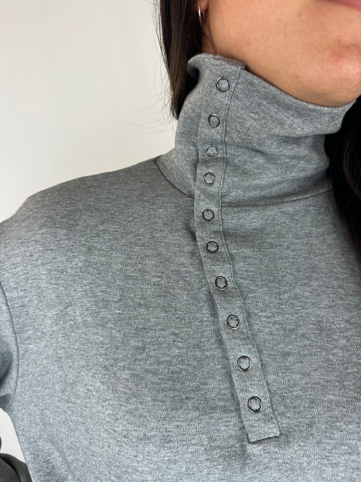 MAGLIA GRIGIA COLLO BOTTONCINI