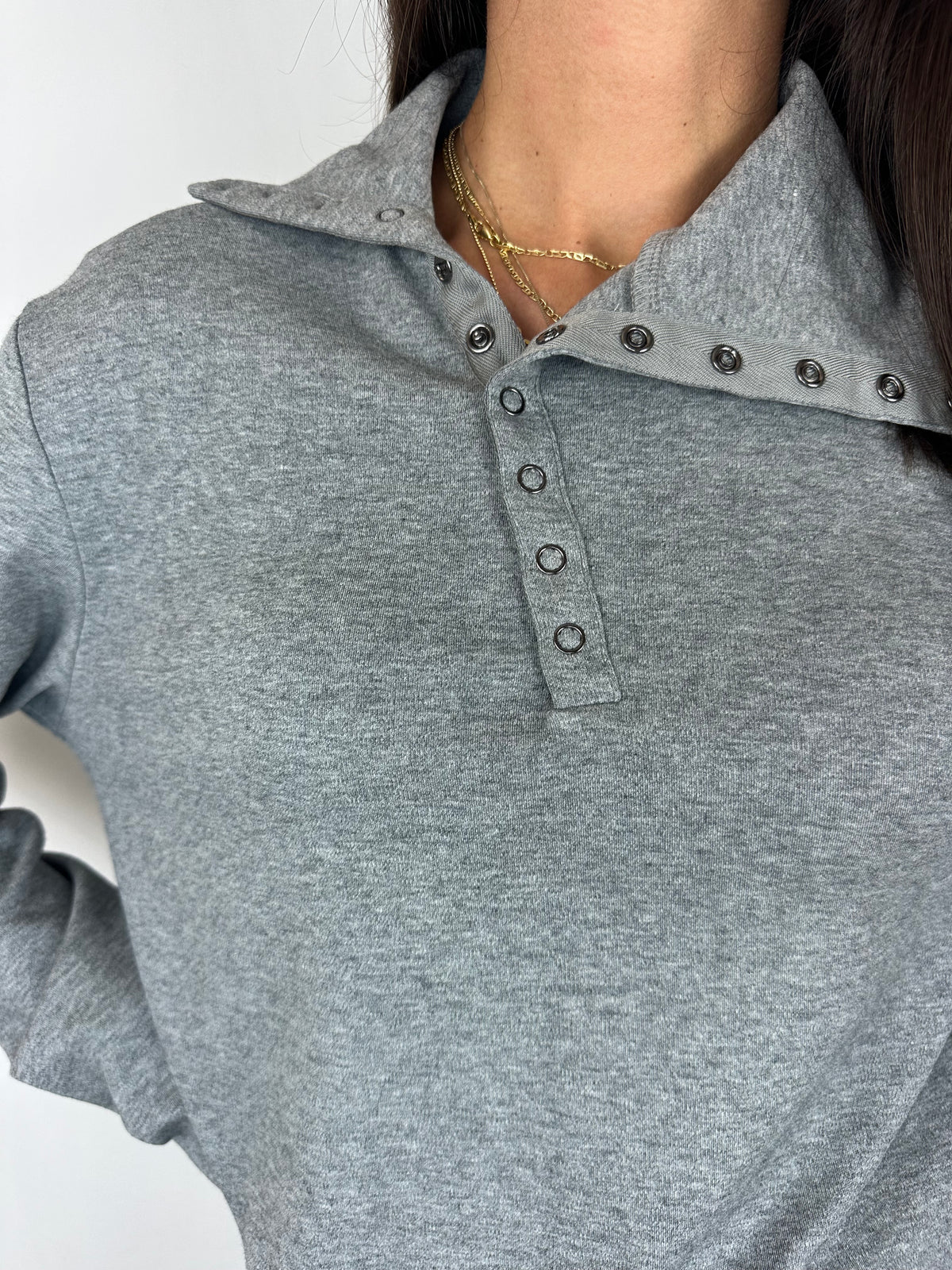 MAGLIA GRIGIA COLLO BOTTONCINI