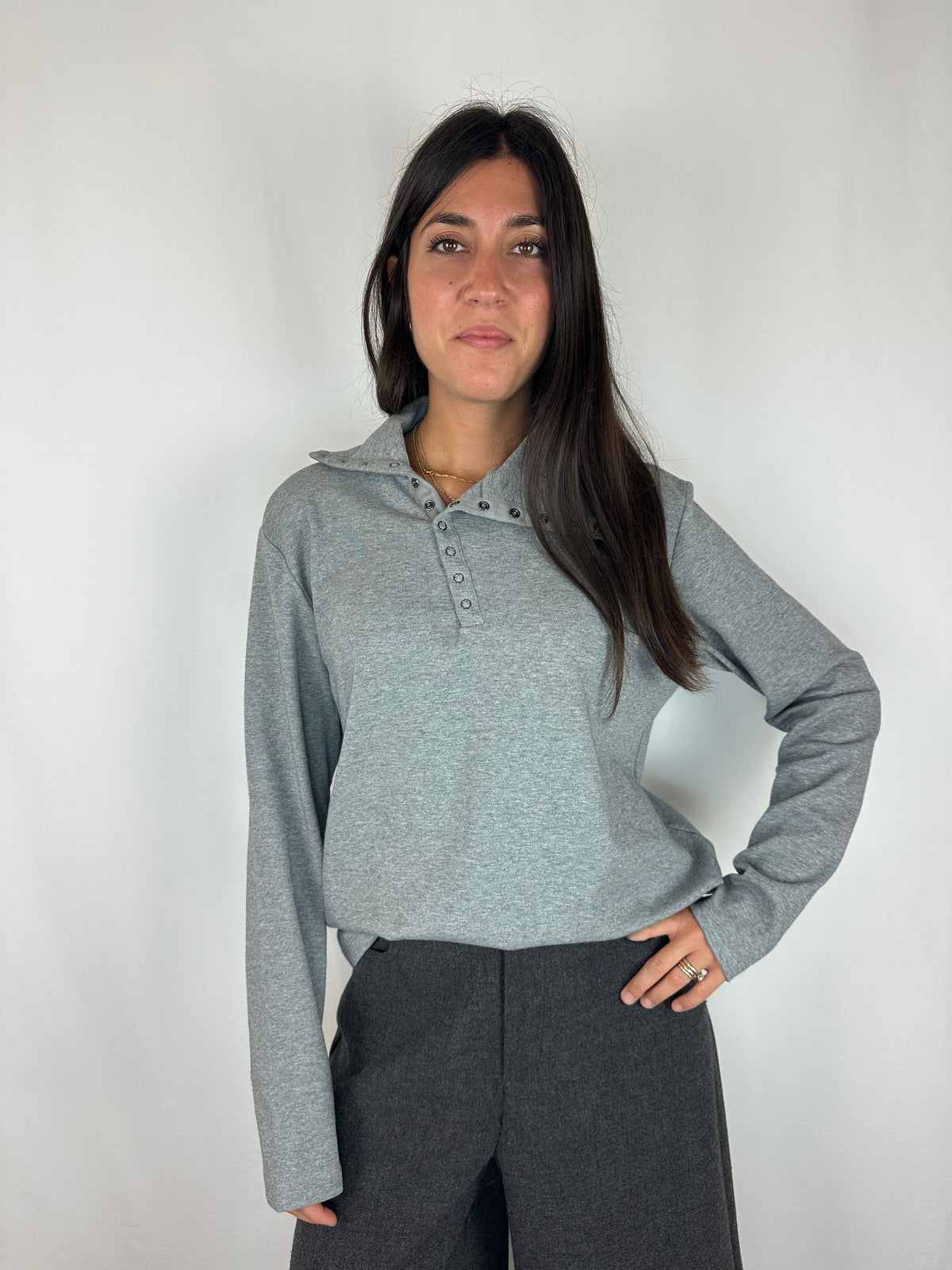 MAGLIA GRIGIA COLLO BOTTONCINI