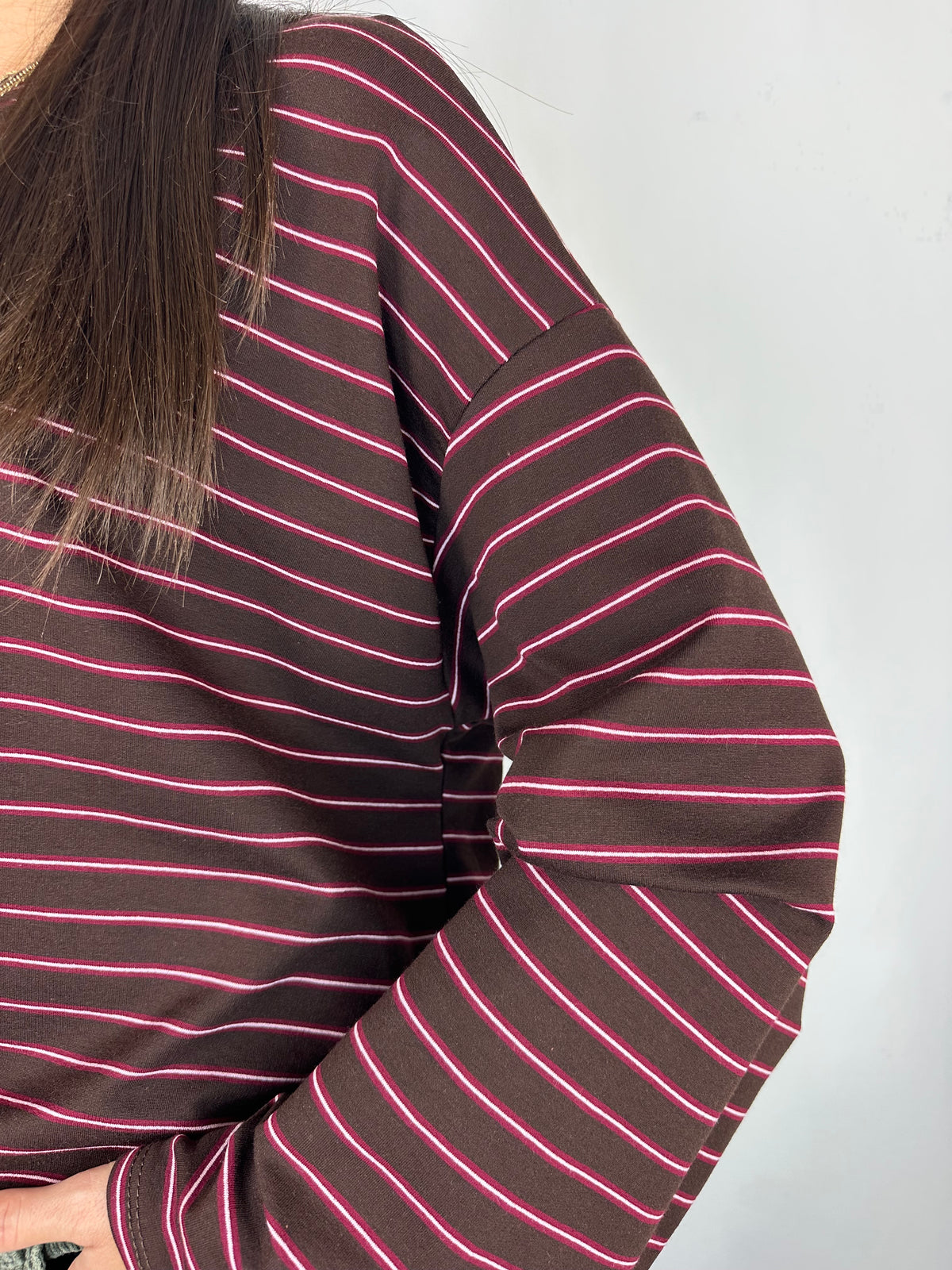 MAGLIA RIGHE MANICA SVASATA MARRONE|BORDEAUX