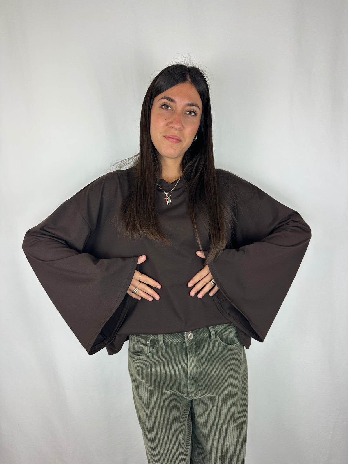MAGLIA MARRONE MANICA SVASATA