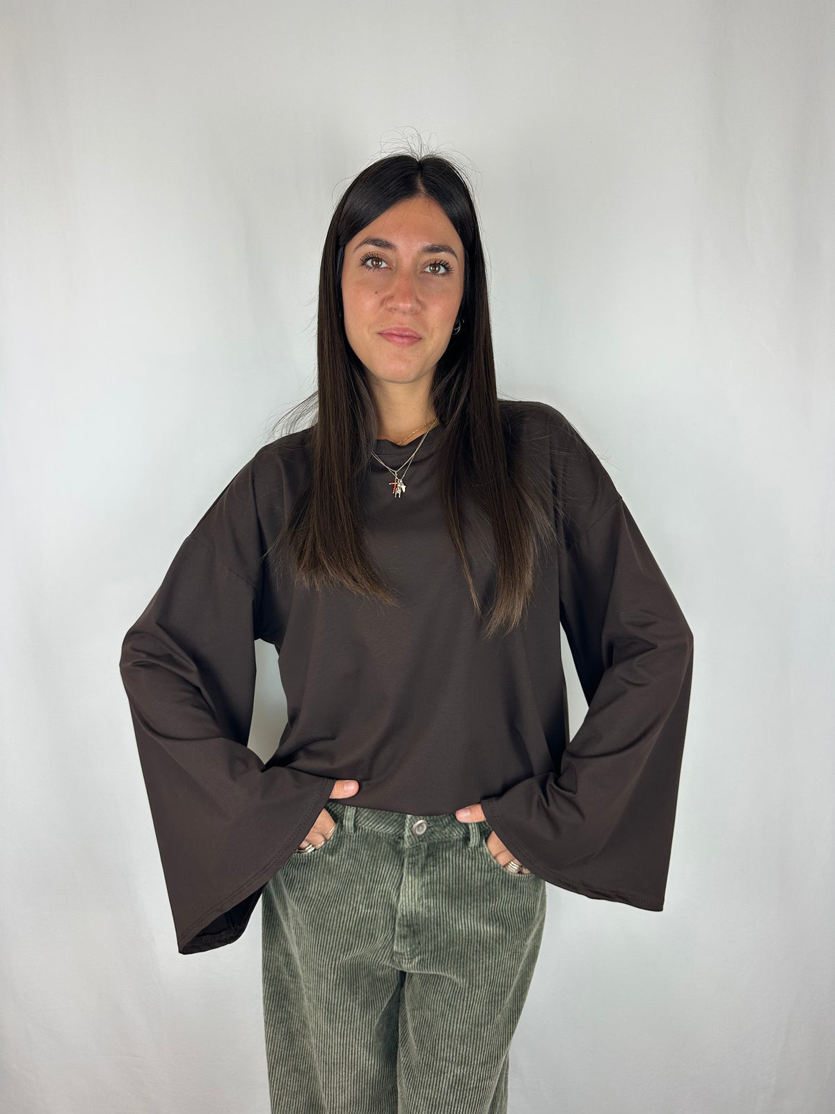 MAGLIA MARRONE MANICA SVASATA