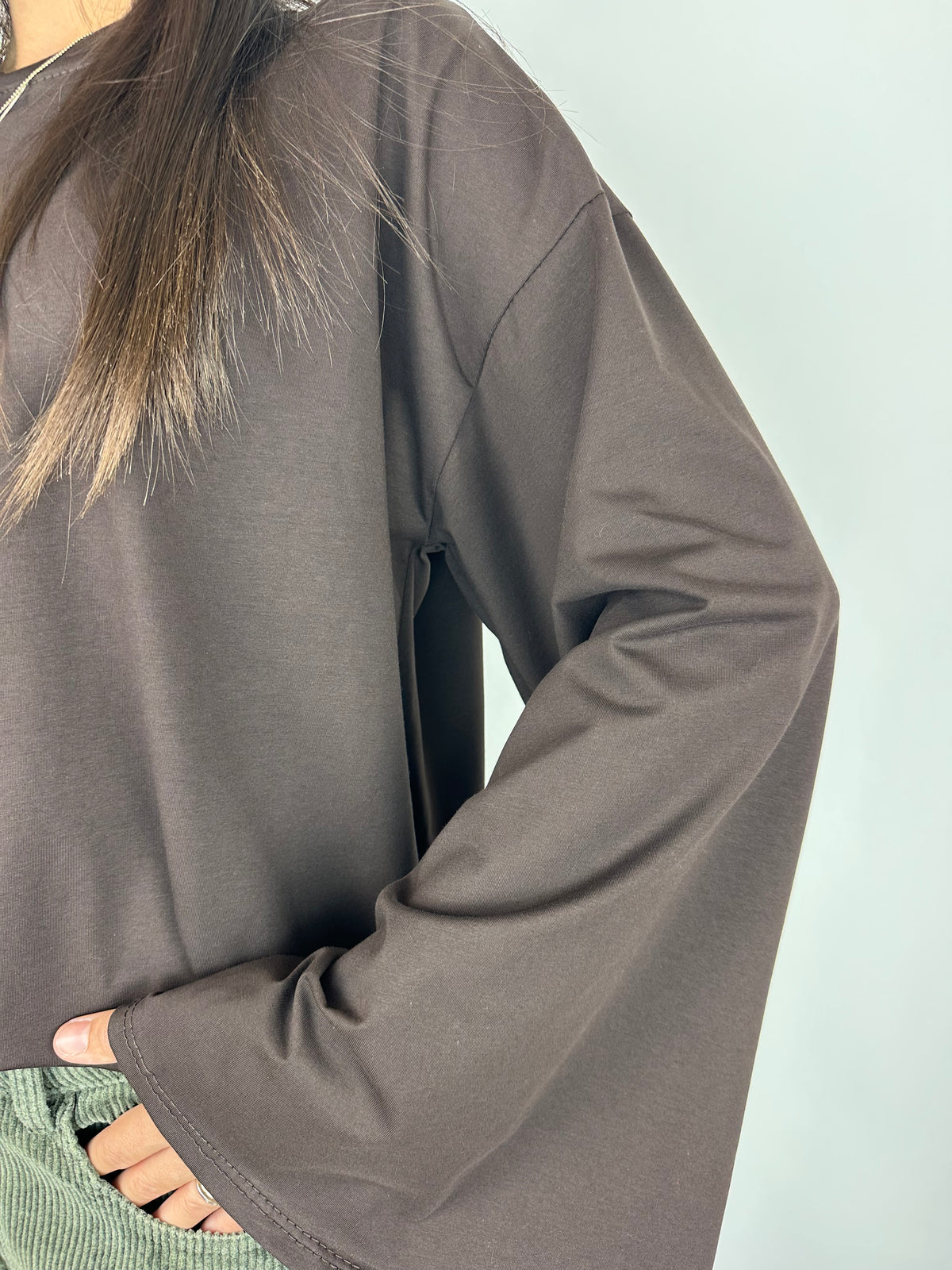 MAGLIA MARRONE MANICA SVASATA