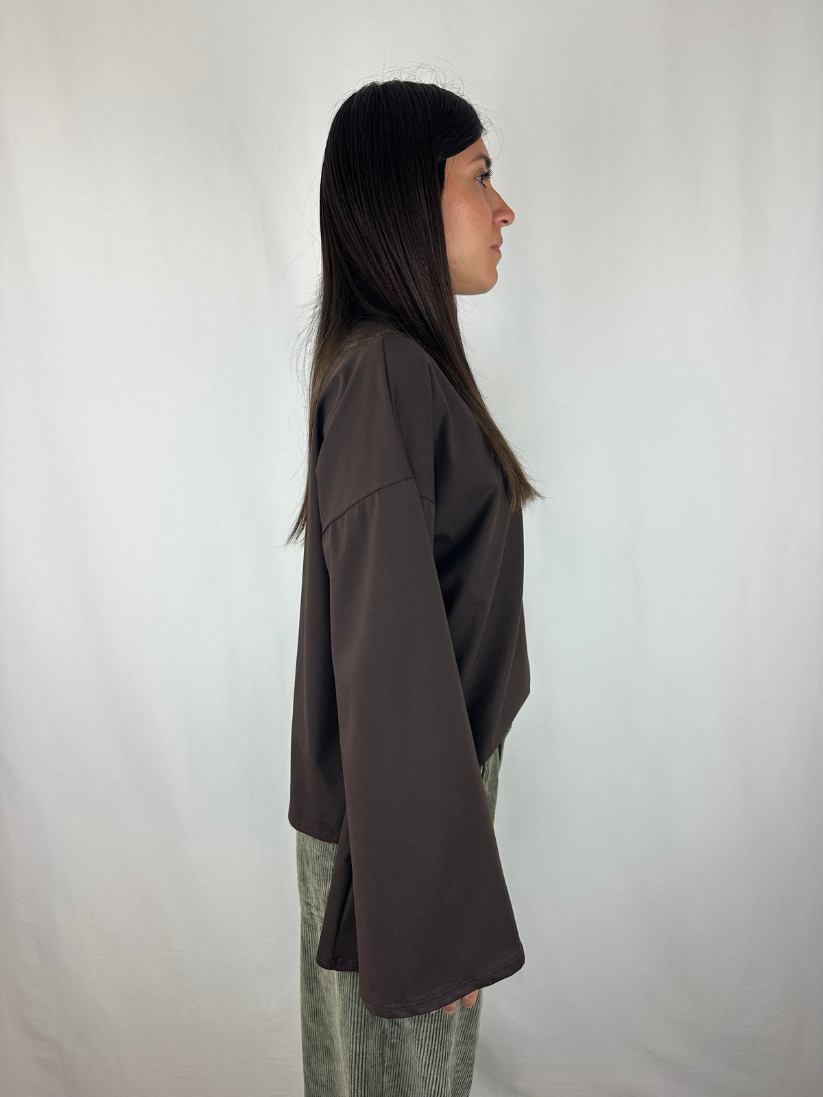 MAGLIA MARRONE MANICA SVASATA