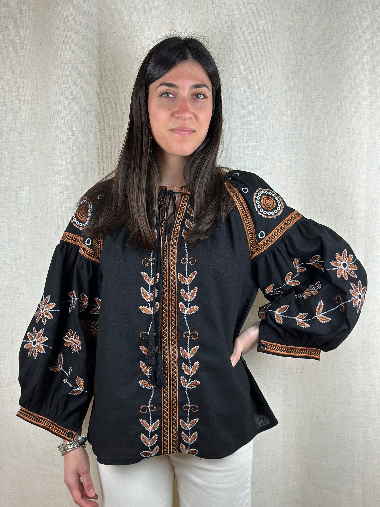 CAMICIA NERA  RICAMATA