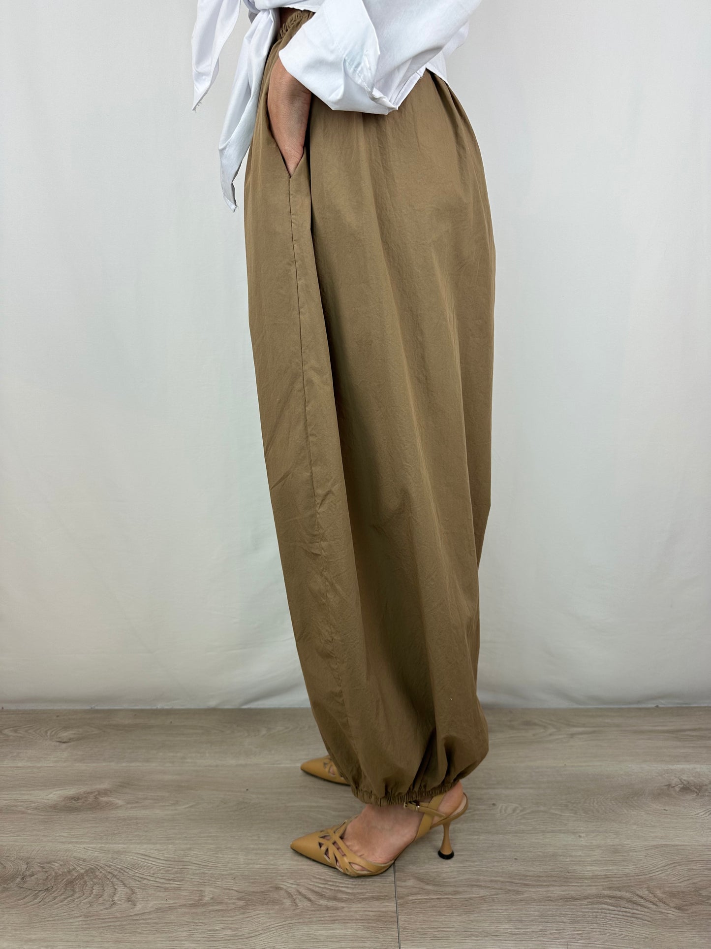 PANTALONE CAMEL IN COTONE CON ELASTICO